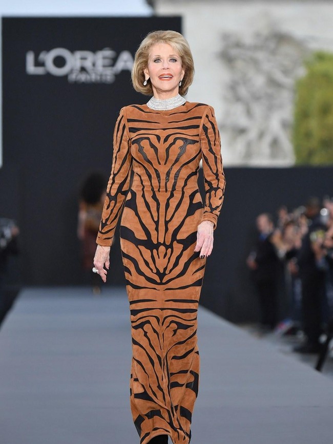 Begini aksi Jane Fonda saat berjalan di catwalk Paris Fashion Week. Gaya Jane nggak kalah dari para seniornya. (Foto: dok. Getty Images)