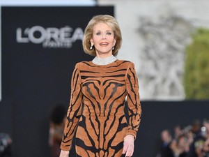 Usia 79, Jane Fonda Tampil Awet Muda dan Memukau di Paris Fashion Week