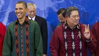 Presiden Amerika Serikat Barack Obama bersama SBY terlihat kompak mengenakan batik dalam acara pertemuan pemimpin se-Asia Pasifik di Nusa Dua, Bali. Obama menggunakan kemeja batik lengan panjang berwarna hijau.