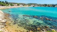 Sebut saja Costa Dorada, Costa Barcelona dan Costa Brava yang pantainya diselimuti pasir putih nan halus. Plus di depan mata adalah lautan biru jernih (Thinkstock)