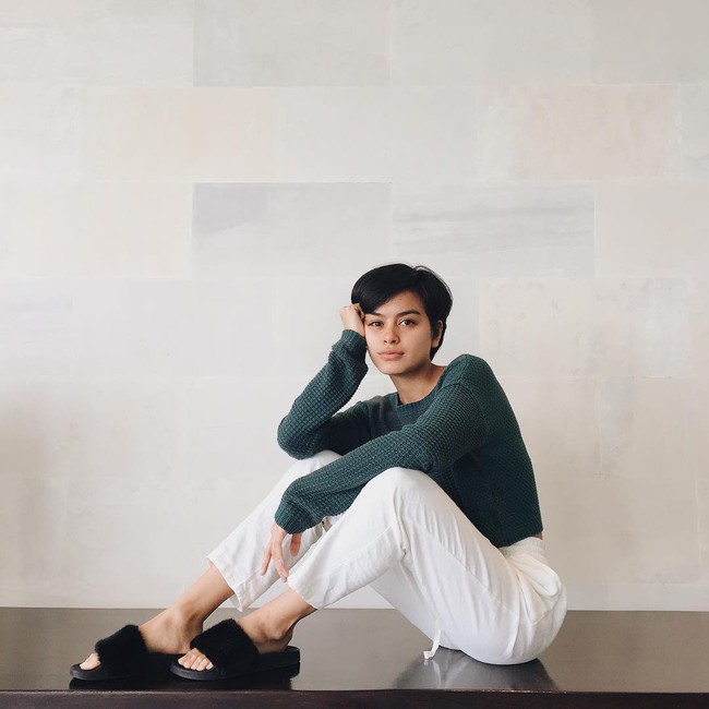 Putri musisi Indra Lesmana dengan artis Sophia Latjuba tampil memukau dengan gayanya yang simple dan santai. Tampil dengan knitted sweater bernuansa hijau, tampilan santai Eva Celia terlihat menawan. Foto: Instagram