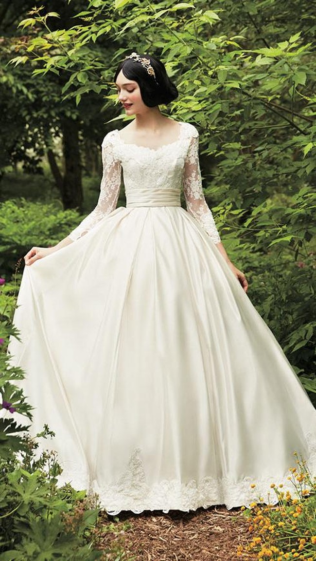 Snow White punya dua versi gaun rancangan Kuraudia Co. x Disney. Yang lainnya adalah gaun putih lace klasik yang cantik nan timeless. Foto: Dok. Disney Japan/Kuraudia Co.