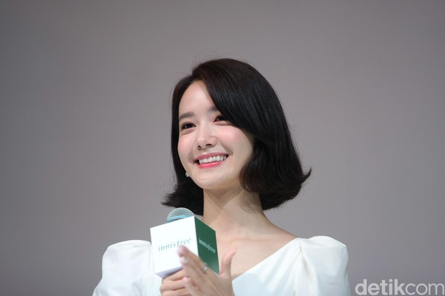 Yoona pun sempat berbagi tips dan trik cantiknya. Ternyata salah satu rahasia kulit mulus Yoona adalah menggunakan masker setiap hari.  Selain itu, visual girl band SNSD ini juga sering mengandalkan serum berbahan benih teh hijau. Foto: Mohammad Abduh/Wolipop