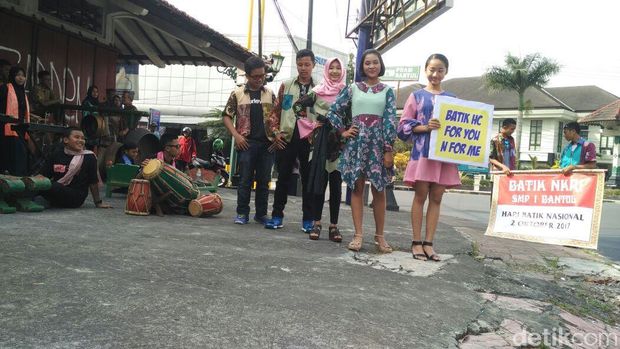 Yang Muda Penuh Gembira dan Bangga dengan Batiknya