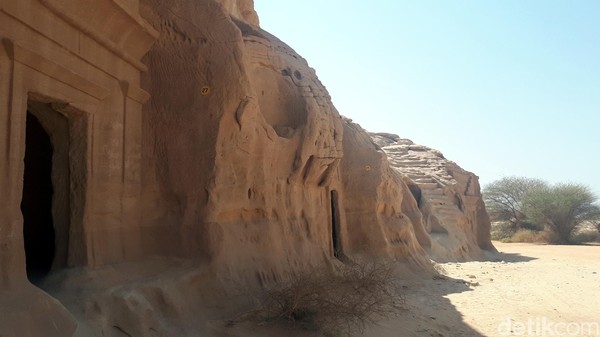 Tetapi sekarang, makam-makam di dinding batu yang monumental di Madain Saleh adalah salah satu peninggalan terakhir dan paling terawat dari kerajaan yang hilang. Tetapi sekarang, makam-makam di dinding batu yang monumental di Madain Saleh adalah salah satu peninggalan terakhir dan paling terawat dari kerajaan yang hilang.