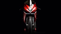 Selain itu, motor ini juga dilengkapi dengan serat karbon baru, kursi dengan bahan kulit Alcantara, blok mesin Blacked-out, serta kaca depan gelap. Foto: Dok. MV Agusta