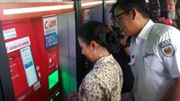 Rini membeli tiket harian di vending machine yang disediakan di stasiun. (Dok. KCJ)