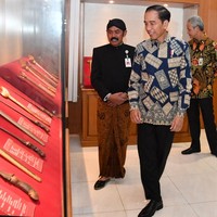 Kemeja batik kontemporer di mana berbagai motif batik mulai dari Parang hingga Truntum hadir lewat bentuk kotak-kotak tak beraturan. Foto: detikfoto