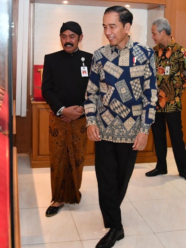 Kemeja batik kontemporer di mana berbagai motif batik mulai dari Parang hingga Truntum hadir lewat bentuk kotak-kotak tak beraturan. Foto: detikfoto