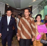 Jokowi mengenakan kemeja batik motif Parang Rusak. Motif ini terinspirasi dari deburan ombak yang tak kenal lelah menghantam karang. Melambangkan ksatria yang berani melawan kejahatan, bijaksana dan mulia. Foto: detikfoto