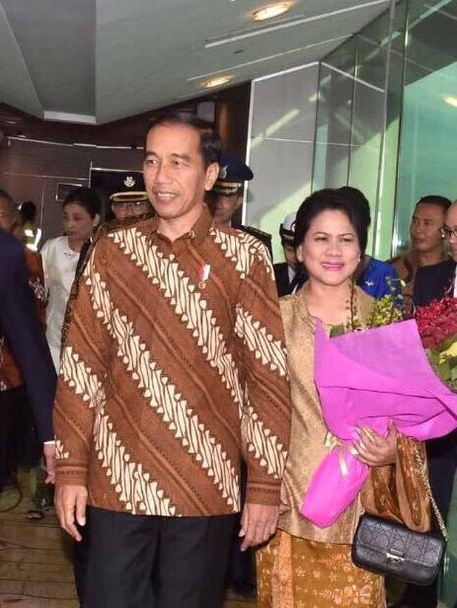 Jokowi mengenakan kemeja batik motif Parang Rusak. Motif ini terinspirasi dari deburan ombak yang tak kenal lelah menghantam karang. Melambangkan ksatria yang berani melawan kejahatan, bijaksana dan mulia. Foto: detikfoto
