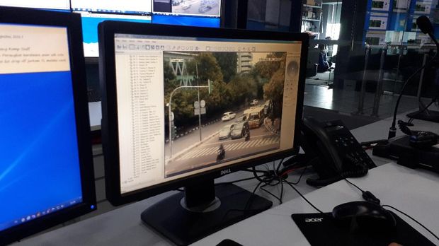 Langgar Marka Jalan, Pemotor di Thmarin Ditegur Lewat Speaker