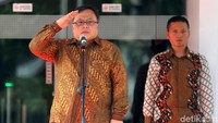 Menteri PPN/Kepala Bappenas Bambang Brodjonegoro memimpin upacara peringatan hari kesaktian pancasila di Halaman Kantor Bappenas, Jakarta, Senin (2/10/2017).