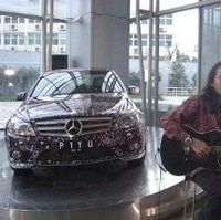 Tak hanya di atas kain, batik juga menghiasi bodi sedan Mercedes Benz. Pada 2010, pabrikan mobil mewah asal Jerman tersebut melelang sebuah Mercedes Benz C 250 CGI yang dihiasi motif batik rancangan desainer Carmanita. Motif tersebut diaplikasikan lewat teknik airbrush. Mobil tersebut lantas jatuh ke tangan musisi Piyu Padi setelah menebus Rp 1 miliar! (Foto: Dok. detikOto)