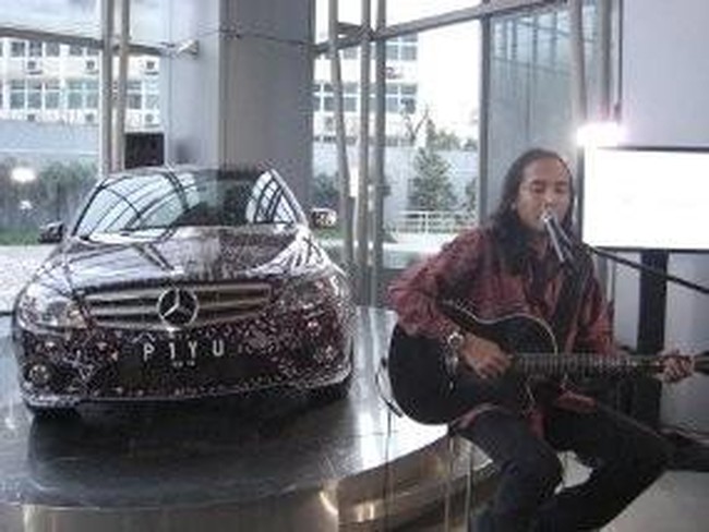 Tak hanya di atas kain, batik juga menghiasi bodi sedan Mercedes Benz. Pada 2010, pabrikan mobil mewah asal Jerman tersebut melelang sebuah Mercedes Benz C 250 CGI yang dihiasi motif batik rancangan desainer Carmanita. Motif tersebut diaplikasikan lewat teknik airbrush. Mobil tersebut lantas jatuh ke tangan musisi Piyu Padi setelah menebus Rp 1 miliar! (Foto: Dok. detikOto)