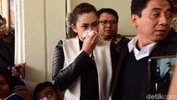 Nafa tersedu usai sidang. Mungkin ia tak menyangka pernikahan 10 tahunnya akan berakhir dengan perceraian. Foto: Noel