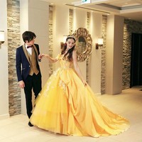 Belle punya versi lain pula dari gaun kuningnya. Yang berikut terasa lebih mewah dengan tumpukan tulle dan bordir pada roknya. Foto: Dok. Disney Japan/Kuraudia Co.