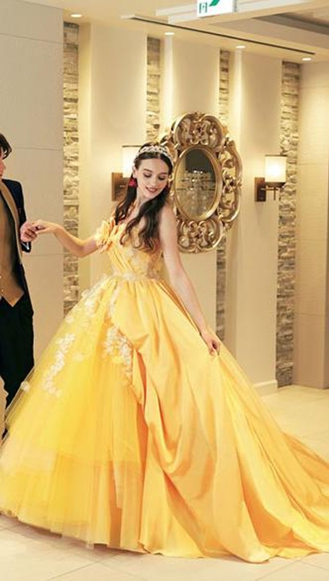 Belle punya versi lain pula dari gaun kuningnya. Yang berikut terasa lebih mewah dengan tumpukan tulle dan bordir pada roknya. Foto: Dok. Disney Japan/Kuraudia Co.