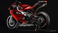 F4 LH44 ini dirakit dengan basis model F4 RC. Yang membedakannya adalah balutan warna candy apple red yang eksotis, juga tulisan Lewis Hamilton yang terpampang pada bagian samping kanan-kiri jok belakang, tengki bensin, juga di windscreen. Foto: Dok. MV Agusta