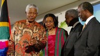 Di beberapa kesempatan Mandela mengenakan batik sebagai pakaian formalnya. 
