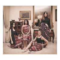 Marshanda, Nia Ramadhani, dan teman-temannya berpose dengan batik.