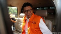 Eddy memasuki mobil tahanan KPK.