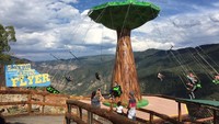Nyali besar memang dibutuhkan untuk mencoba ayunan memutar satu ini. Apalagi di bawahnya adalah jurang (Dok. Glenwood Caverns Adventure Park/Facebook)