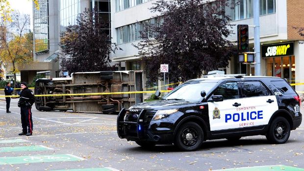 Pelaku menikam polisi dan menabrak para pejalan kaki