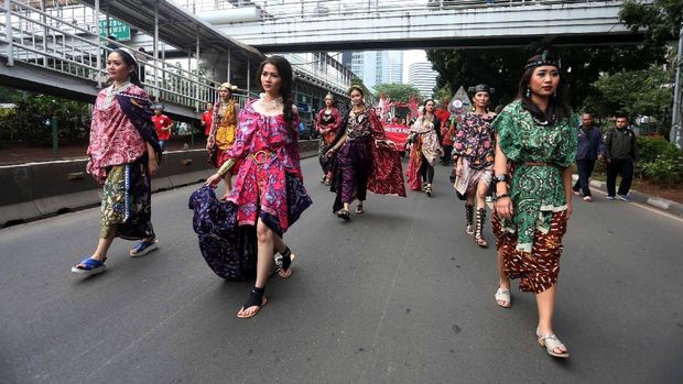 PT Bank Negara Indonesia (Persero) Tbk atau BNI mendukung Yayasan Batik Indonesia menyelenggarakan Karnaval Pesta Batik Indonesia 2017. BNI memperkenalkan Batik Maos Rajasa Mas pada generasi muda dengan mengikuti karnaval yang digelar bersamaan dengan car free day pada hari Minggu, 1 Oktober 2017. Para peserta karnaval menempuh jarak hampir empat kilometer mulai dari Jalan Jenderal Sudirman dekat Hotel Grand Sahid Jaya menuju Sarinah, Jalan Thamrin.