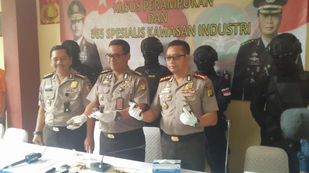 Polisi mengamankan beberapa barang bukti berupa tiga buah senjata api rakitan dengan 17 butir peluru kaliber 9 mm, uang tunai sebesar Rp 485.000, tiga buah gagang kunci letter T, dua buah masker, dan empat buah handphone.