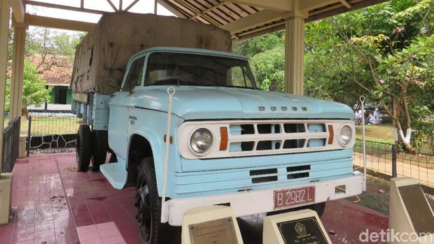 Di salah satu sudut Monumen Pancasila Sakti terdapat pula mobil truk kelir biru muda yang terpampang tulisan besar P.N. Artha Yasa. Terlihat masih dalam keadan baik-baik saja, siapa sangka bahwa mobil tersebut pernah digunakan beberapa anggota PKI untuk melakukan penculikan Brigjen TNI D.I Panjaitan dan Polisi Soekitman.Mobil berplat B 2982 L yang diproduksi pada tahun 1961 tersebut sebelumnya dirampas oleh gerombolan gerakan G30S/PKI saat melintas di Jalan Iskandar Syah, daerah blok M, Kebayoan Baru, Jakarta Selatan. Kala itu, truk tersebut sedang ingin melakukan penjemputan P.N. Artha Yasha yang kini telah berubah nama menjadi Perum Peruri.Setelah penculikannya sukses, truk buatan Amerika Serikat ini juga pernah mengantarkan jasad Brigjen TNI D.I Panjaitan ketika sudah tidak bernyawa lagi. Namun sangat disayangkan, setelah operasi G30S/PKI diberantas habis, mobil truk yang memiliki peranan penting tersebut menghilang begitu saja. Hingga saat ini, mobil itu belum ditemukan.Pada 29 September 1994, untuk mengenang Brigjen TNI D.I Panjaitan dan mengingat kembali keganasan akan peristiwa G30S/PKI, Dodge 500 dipajang menjadi salah satu koleksi yang menjadi saksi bisu di Monumen Pancasila Sakti. Tetapi, mobil yang masih memiliki kondisi prima tersebut merupakan replika saja namun masih tetap menggendong mesin, kondisi, dan kelengkapan yang sama.