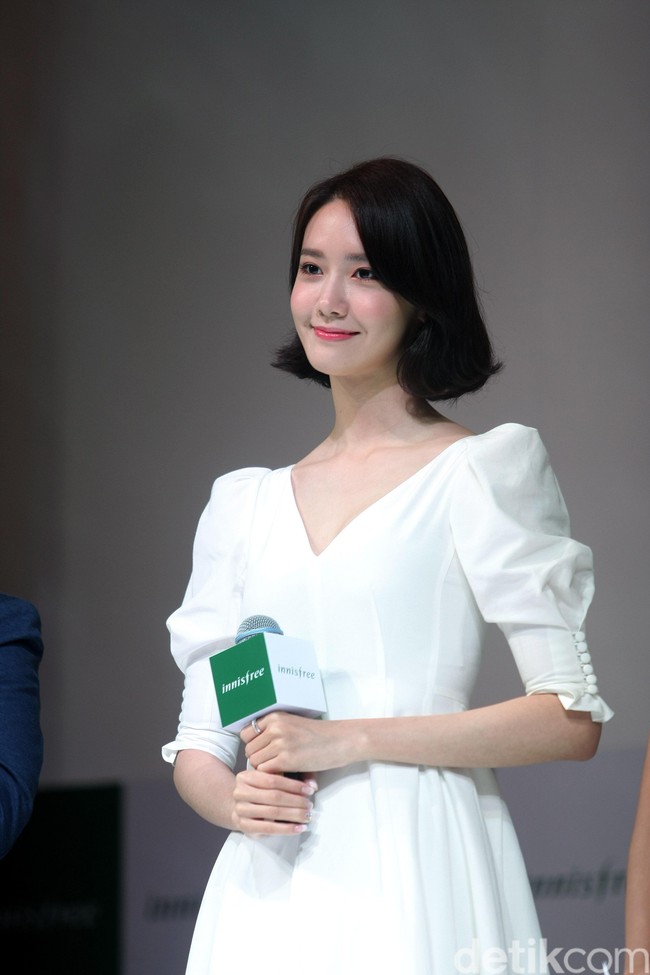 Yoona juga mengaku selalu mengutamakan kompleksi wajah ketika makeup. Untuk aku sendiri, karena selalu pakai foundation, aku selalu memperhatikan apakah wajahku terlihat flawless. Ada satu lagi, aku juga memperhatikan bibir. Bibirku harus kinclong, harus bagus, kata Yoona. Foto: Istimewa