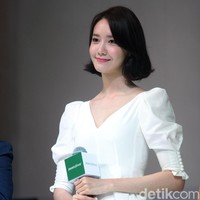Yoona juga mengaku selalu mengutamakan kompleksi wajah ketika makeup. Untuk aku sendiri, karena selalu pakai foundation, aku selalu memperhatikan apakah wajahku terlihat flawless. Ada satu lagi, aku juga memperhatikan bibir. Bibirku harus kinclong, harus bagus, kata Yoona. Foto: Istimewa