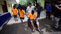 Pelaku pencurian kendaraan bermotor dihadirkan dalam jumpa pers di RS Polri, Kramat Jati, Senin (2/10/2017).