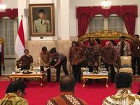 Kompak Berbatik, Jokowi-JK Kumpulkan Menteri Gelar Sidang Kabinet