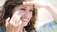 Arlene Noodleman, MD, dari Age Defy Dermatology and Wellness Center, Campbell, California menuturkan penggunaan krim tabir surya terutama yang mengandung vitamin C bisa membantu kulit memperbaiki dirinya sendiri akibat kerusakan dari sinar matahari. Foto: Thinkstock