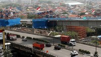 Proyek yang sudah dikerjakan sejak Januari 2017 ini, kini sudah memasuki tahap penyambungan segmen melalui traveler box girder.