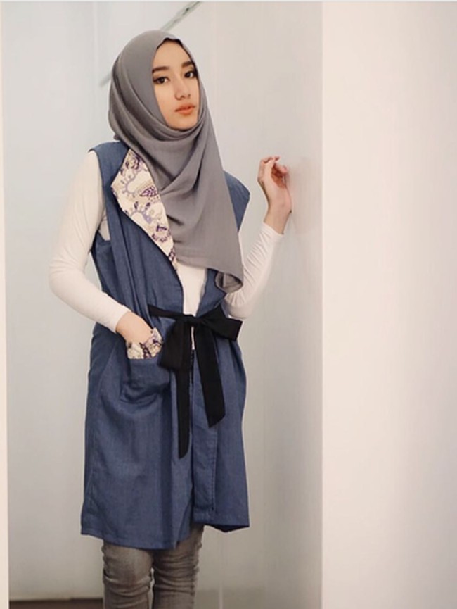 Putri sulung pasangan Cindy Fatikasari dan Tengku Firmansyah yang bernama Tengku Syaira Anataya atau akrab dipanggil Chacha tampil cantik dengan gaya hijab simple. Gadis berusia 17 tahun ini tampil fashionable dengan vest denim yang memiliki lapel bermotif dan hijab abu-abunya. Foto: Instagram