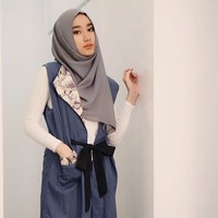 Putri sulung pasangan Cindy Fatikasari dan Tengku Firmansyah yang bernama Tengku Syaira Anataya atau akrab dipanggil Chacha tampil cantik dengan gaya hijab simple. Gadis berusia 17 tahun ini tampil fashionable dengan vest denim yang memiliki lapel bermotif dan hijab abu-abunya. Foto: Instagram