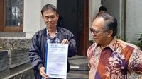 Warga memperlihatkan surat keluhan yang ditujukan untuk Wali Kota Bandung Ridwan Kamil.