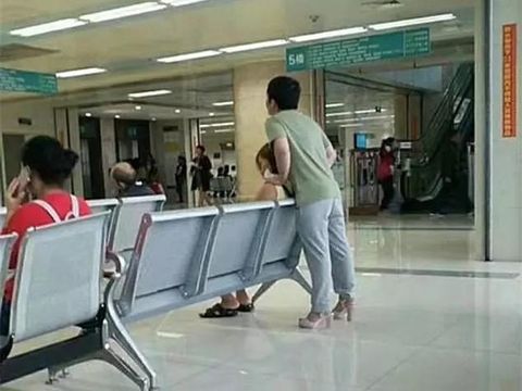 Foto Pria Pakai High Heels Pink Kekasihnya Jadi Viral