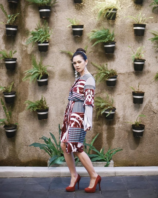 Andien mengenakan mini dress yang dihiasi beragam motif batik kontemporer dari label Bateeq. Foto: Instagram