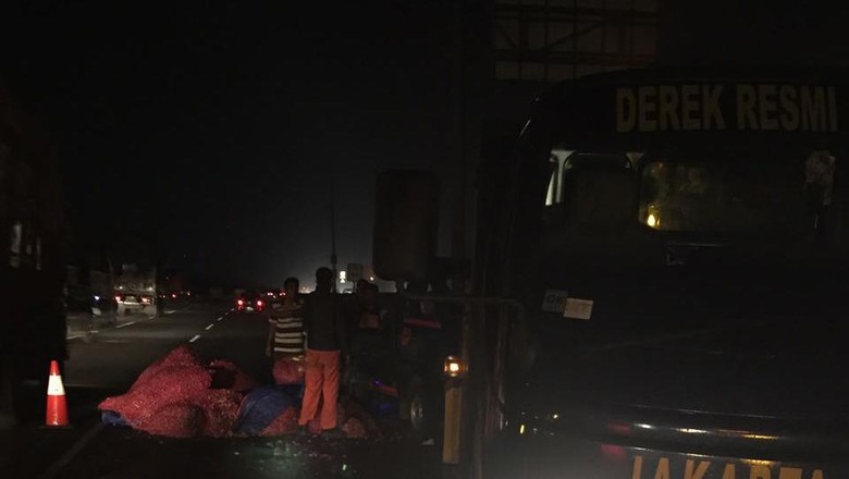 Pikap Bermuatan Bawang Kecelakaan di Tol Karawang, Macet 1 Km Pikap Bermuatan Bawang Kecelakaan di Tol Karawang, Macet 1 Km
