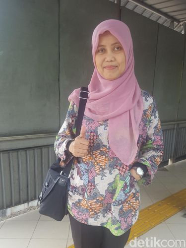 Banyak alasan orang untuk mengenakan batik karena pakaian ini sangat fashionable