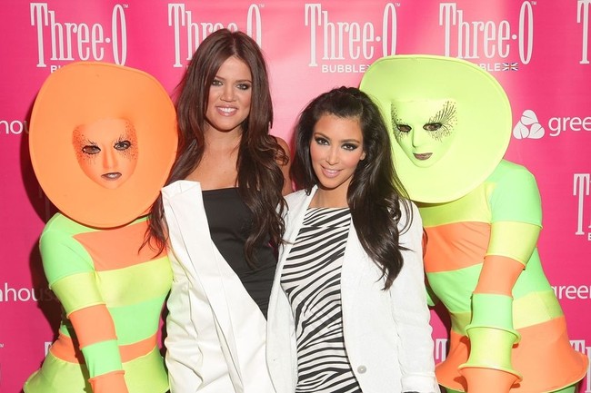 Khloe dan Kim berada di peluncuran Vodka di 2009. Jika Kim ditantang menggunakan busana motif zebra untuk saat ini, beranikah dia? Foto: dok. Getty Images
