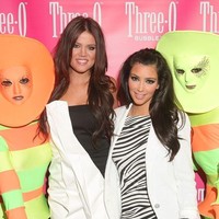 Khloe dan Kim berada di peluncuran Vodka di 2009. Jika Kim ditantang menggunakan busana motif zebra untuk saat ini, beranikah dia? Foto: dok. Getty Images