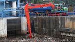 Masuki Musim Hujan, Sampah Sesaki Pintu Air Manggarai