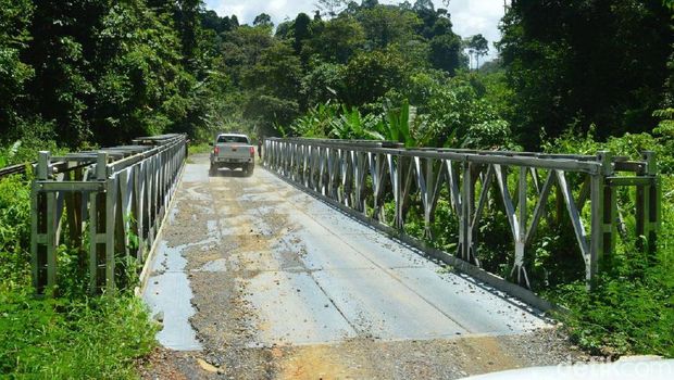 Menyusuri Jalan Paralel Perbatasan yang Tengah Dikebut Jokowi.