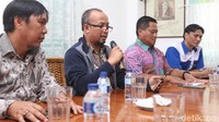 Para pembicara memaparkan pandangannya terkait masa depan taksi daring dalam diskusi Pro dan Kontra Angkutan Online di Jakarta, Senin (2/10/2017).