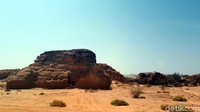 Dari Madinah, traveler harus berkendara selama empat jam menuju kota oasis Al Ula di Hijaz. Madain Saleh berjarak 40 km ke arah utara dari kota itu. detikTravel pun pernah berkunjung ke sana beberapa waktu lalu, di sela liputan Haji.
